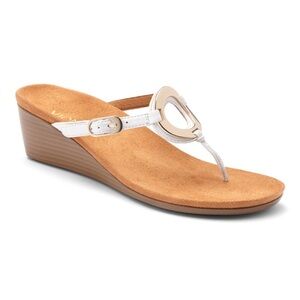 Vionic Park Orchid Wedge Sandals in White w/Silver Embellishment- Women’s Sz 8